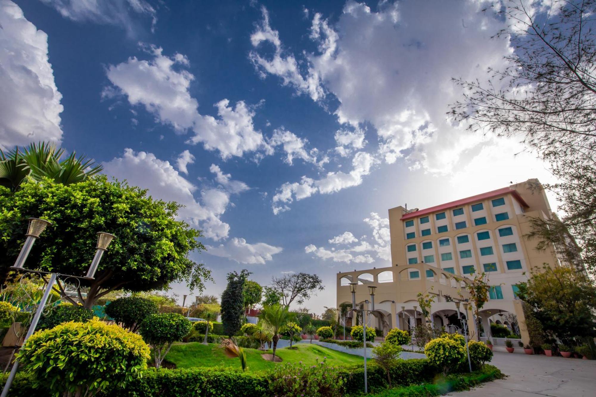 होटल Ramada By Wyndham Jaisinghpura 4*
